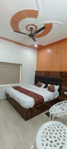 een slaapkamer met een bed en een plafondventilator bij jsb hotel in Kakarmatha