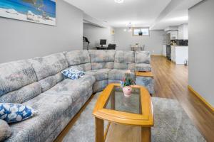 uma sala de estar com um sofá e uma mesa em Cozy 2-Bedroom Basement Suite Retreat Calgary em Calgary