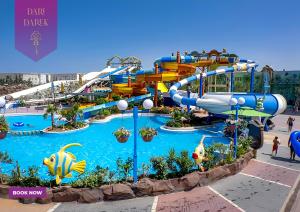 un parc aquatique avec toboggan dans un complexe dans l'établissement JourneyJoy II Luxury Apartment with Pool & Gym, à Sidi Daoud