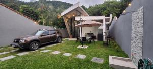 Κήπος έξω από το Casa em Barequeçaba recém construída Alto Padrão