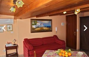 - un salon avec un canapé rouge et une table dans l'établissement Al Borgo Antico, à Forza dʼAgro