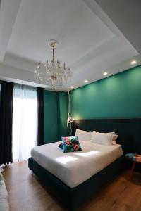 sypialnia z dużym łóżkiem i zieloną ścianą w obiekcie Aron Only Suites Bed and Breakfast w mieście Pescara