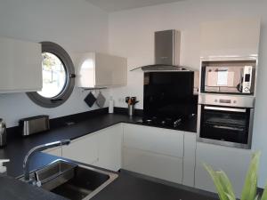 Η κουζίνα ή μικρή κουζίνα στο Villa Bacaly