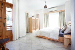 1 dormitorio con cama y ventana grande en NEOM DAHAB - - - - - - - - - - - Your new hotel in Dahab with private beach en Dahab