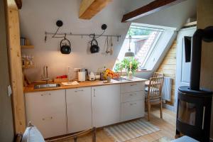 eine Küche mit weißen Schränken und einem Herd in der Unterkunft Fischerhaus Blankenese in Hamburg