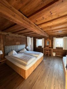 Łóżko lub łóżka w pokoju w obiekcie Alpenhostel "Das Besenhaus"