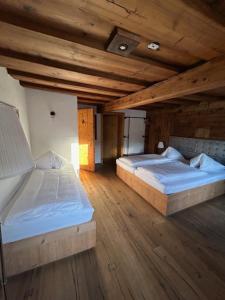 Łóżko lub łóżka w pokoju w obiekcie Alpenhostel "Das Besenhaus"