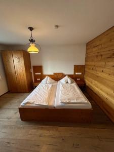 Łóżko lub łóżka w pokoju w obiekcie Alpenhostel "Das Besenhaus"