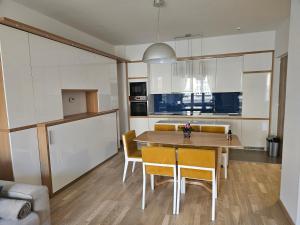 a kitchen and dining room with a table and chairs at Stan na dan Sarajevo in Sarajevo