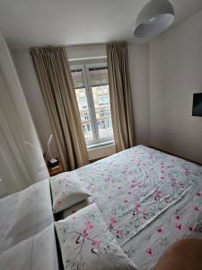 塞拉耶佛的住宿－Stan na dan Sarajevo，一间卧室配有一张带鲜花的大床