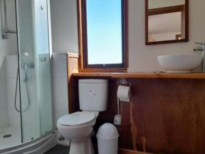 La salle de bains est pourvue de toilettes et d'un lavabo. dans l'établissement Agradable Casa a Orillas del Lago Rapel, à Las Cabras