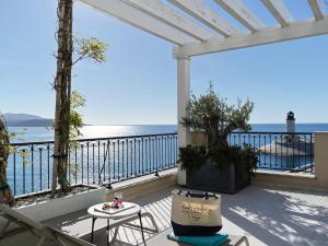 een balkon met uitzicht op de oceaan bij The Chedi Luštica Bay in Tivat