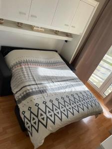 un letto grande in una stanza con una finestra di Les yeux du lac a Gérardmer