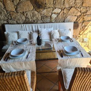 uma mesa com pratos e guardanapos em cima em Villa Emerald em Porto Cervo