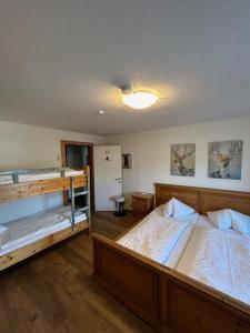 Łóżko lub łóżka w pokoju w obiekcie Alpenhostel "Das Besenhaus"
