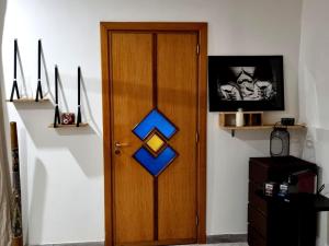 eine Holztür mit blauem Design darauf in der Unterkunft Civico 3 - Napoli in Neapel