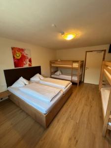 Łóżko lub łóżka w pokoju w obiekcie Alpenhostel "Das Besenhaus"