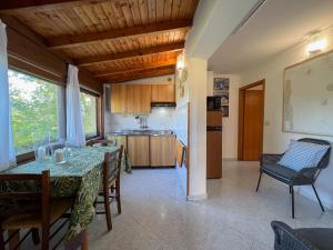 uma cozinha e sala de jantar com mesa e cadeiras em casa vacanze la palma em Marina di Campo