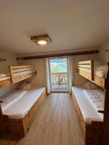 Łóżko lub łóżka w pokoju w obiekcie Alpenhostel "Das Besenhaus"