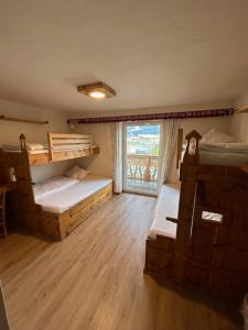 Łóżko lub łóżka w pokoju w obiekcie Alpenhostel "Das Besenhaus"