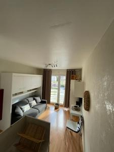 un soggiorno con un divano e un tavolo di Les yeux du lac a Gérardmer