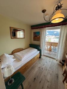 Łóżko lub łóżka w pokoju w obiekcie Alpenhostel "Das Besenhaus"
