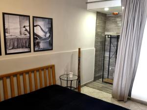 ein Schlafzimmer mit einem Bett und einer ebenerdigen Dusche in der Unterkunft Civico 3 - Napoli in Neapel