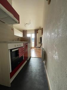 una cucina con forno a piano cottura in bianco e nero di Les yeux du lac a Gérardmer Altre 9 foto