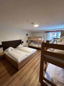 Łóżko lub łóżka w pokoju w obiekcie Alpenhostel "Das Besenhaus"