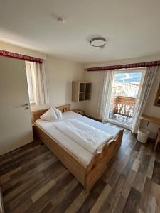 Łóżko lub łóżka w pokoju w obiekcie Alpenhostel "Das Besenhaus"