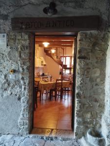 L'Arco Antico في Casalbuono: باب إلى غرفة طعام مع طاولة