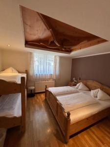 Łóżko lub łóżka w pokoju w obiekcie Alpenhostel "Das Besenhaus"