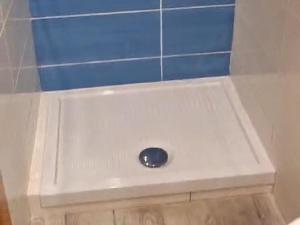 eine weiße Badewanne mit einem Abfluss im Bad in der Unterkunft Civico 3 - Napoli in Neapel