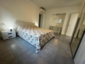 Schlafzimmer mit einem Bett, einer Kommode und einem Spiegel in der Unterkunft Beauty and Beast in Ponzano Veneto