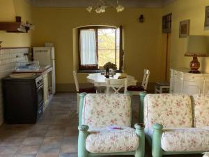 eine Küche und ein Esszimmer mit einem Tisch und Stühlen in der Unterkunft Quercia house in Figline Valdarno