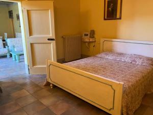 ein Schlafzimmer mit einem großen Bett in einem Zimmer in der Unterkunft Quercia house in Figline Valdarno