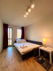 sypialnia z łóżkiem i stołem z lampką w obiekcie BEMA Guest House - City Centre we Wrocławiu