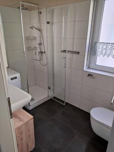 Ett badrum på 2-Zi Whg im Herzen von Würzburg