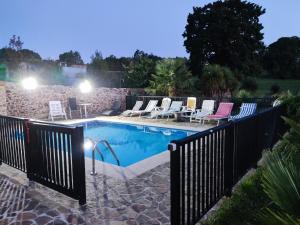 una piscina con sillas y una valla en Casa Rural Casa Cancela, en Esfarrapa