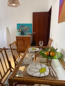 een eetkamer met een glazen tafel en stoelen bij Olimar Sea View Apartment in Albufeira