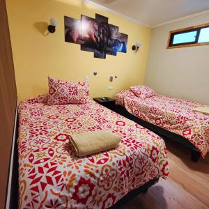 Una cama o camas en una habitación de Hostal Inthalassa Caldera