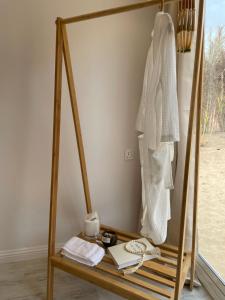 a dressing table with a mirror and a towel at صحراء الحره in AlUla