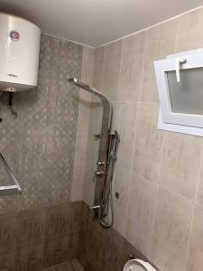 bagno con doccia e servizi igienici. di Good Time Guaranteed •7 a Dakar