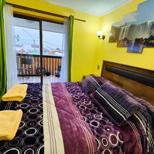 1 dormitorio con 1 cama grande y ventana en Hostal Inthalassa Caldera, en Caldera