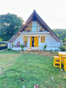 una casa con techo de paja en Dreamvilles Ecovillage Las Galeras, en Las Galeras