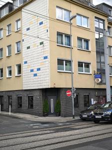 um edifício com uma pintura ao lado dele em RüWellnessSuite I Rü-Stern I Messe I Klinikum em Essen