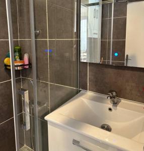 a bathroom with a sink and a shower with a mirror at Apartamento de 2 habitaciones Sant Andreu in Barcelona