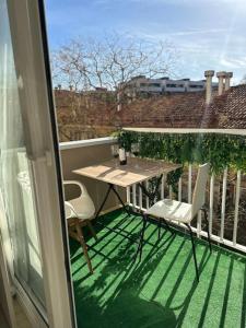 a balcony with a table and chairs on a patio at Apartamento de 2 habitaciones Sant Andreu in Barcelona