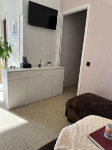 a living room with a tv on a wall at Apartamento de 2 habitaciones Sant Andreu in Barcelona