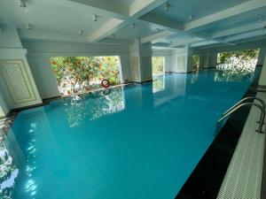 een zwembad met blauw water in een gebouw bij Vinhomes Royal City#3BR Serviced Apartment in Hanoi